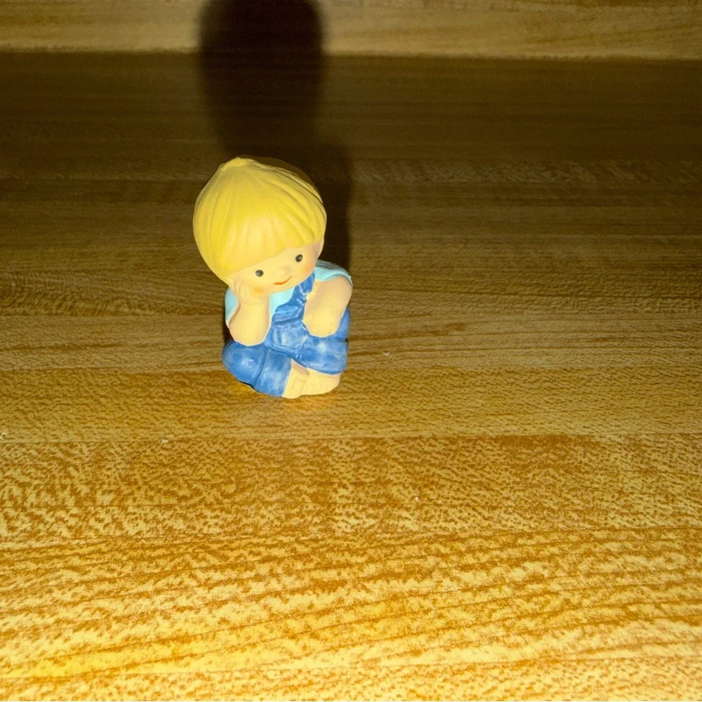 Vintage 1983 country cousins sitting boy figure knick knack trinket